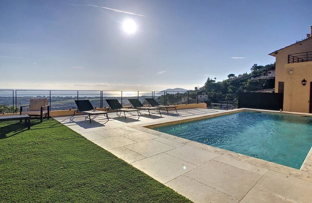 Amazing sea view villa, Near Cannes, 5 bedrooms, 4 bathrooms, pool, up to 10.