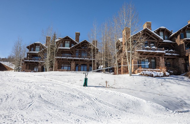 Amazing Ski-in/Out 5 Bedroom Home Directly on Slopes. Views!