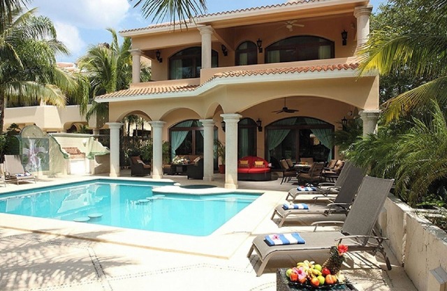 Amazing spacious Mexican-decorated Villa with Private Pool & 10 mins. from beach