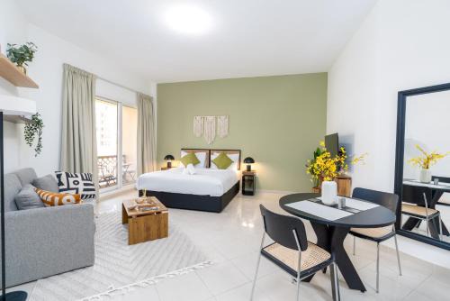Amazing Studio with Balcony & Beach access-RAK