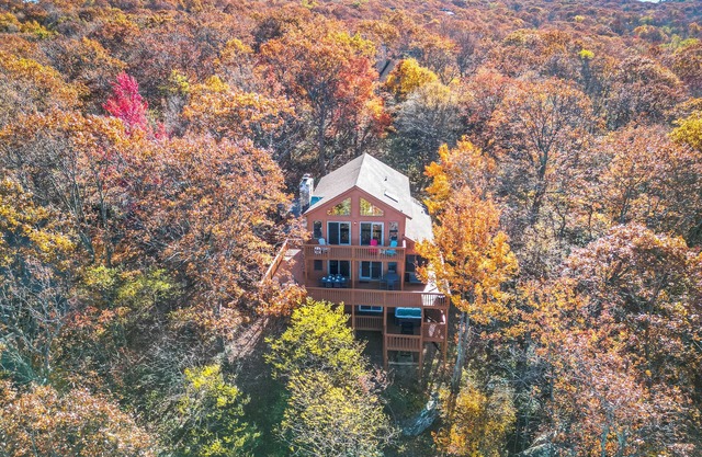 Amazing Views From 3 Decks! Hot Tub - Pool Table - Games - Grill - Gazebo - WIFI