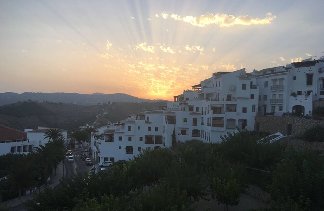 Amazing views! Modern, central duplex apartment: pool, wifi, sky TV and air con