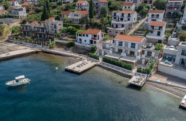 Amazing villa w/Private beach Steps from the Sea