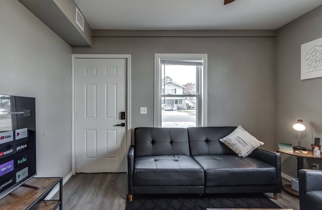 Amazingly renovated downtown 1BD 1 BR apt with Washer and dryer!