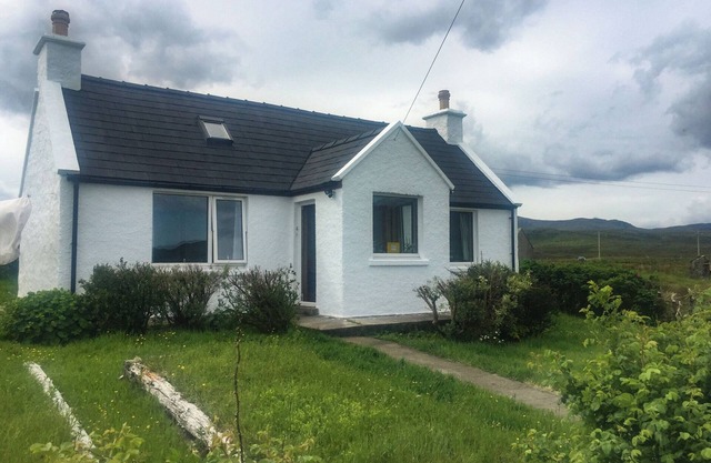 AMBER'S COTTAGE, pet friendly, country holiday cottage in Staffin
