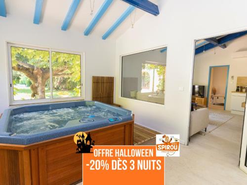 Ambiance Jacuzzi Halloween - Idéal couples et petites familles - 15min Parc Spirou - Nocturnes les 25, 30, 31 octobre et le 1er novembre - Jardin - 15min Avignon - Parking privé gratuit - Charme provençal