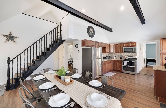 Amenity Filled Private Getaway on a cul-de-sac w/AC, King Bed, Fire Pit & Games