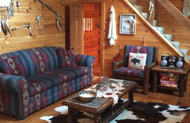American Indian Decorated Log Cabin On Toccoa River Awaits Your Arrival!