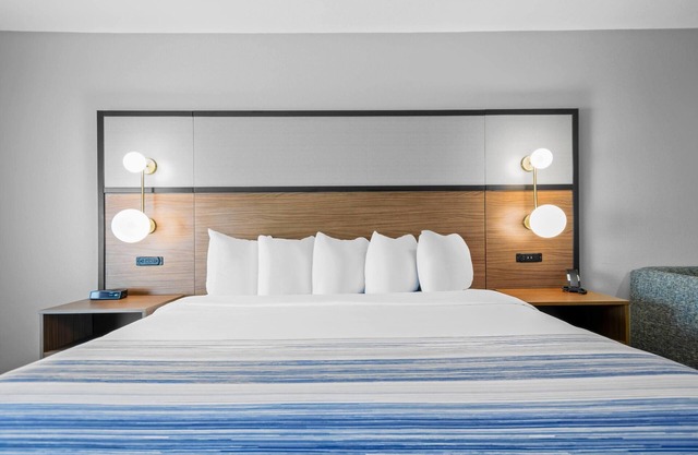 AmericInn by Wyndham International Falls