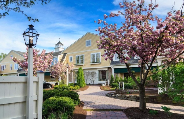 Amish Inspired Lodging in Historic Hotel -4Star -Spa & Pool