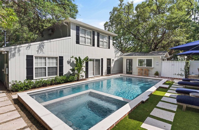 AmoroSEA, in the heart of East Beach with Pool, sleeps 13