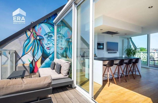 Ample duplex apartment in Antwerp's Core