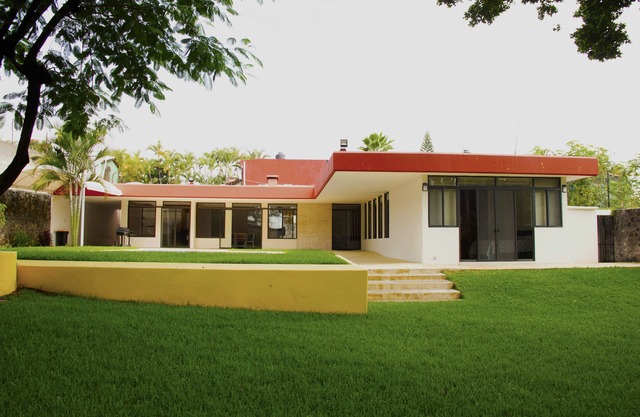Amplia casa de los 60's restaurada, con alberca, asador y amplio jardin