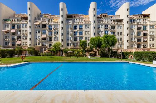 Amplio apartamento con piscina y parking en Torremolinos