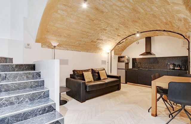 an Atypical 1-BR in Place Vendôme