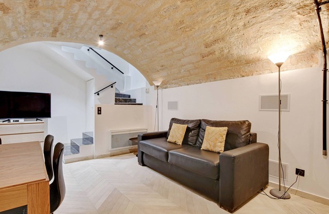 an Atypical 1-BR in Place Vendôme