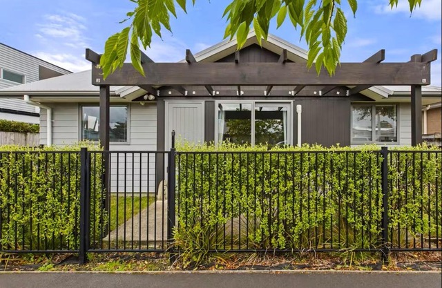 An elegant 2-bedroom house in Hamilton central.