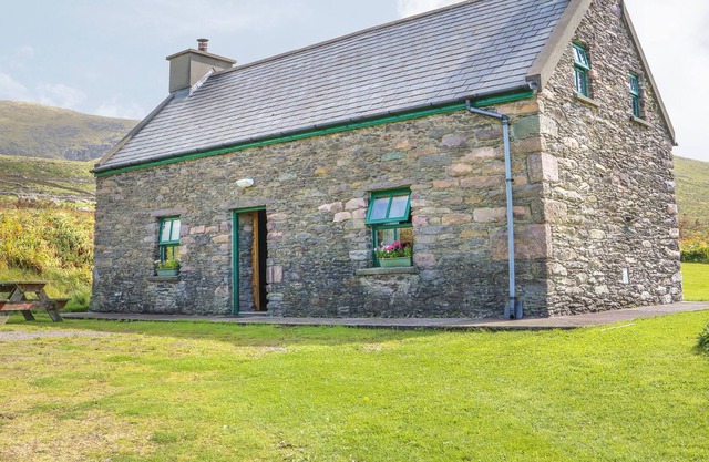AN NEAD, pet friendly, with open fire in Dingle, County Kerry