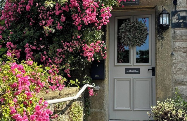 ANGEL'S COTTAGE, pet friendly, character holiday cottage in Tideswell