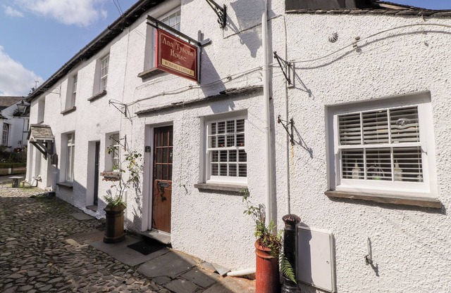 ANN TYSONS HOUSE, pet friendly, with open fire in Hawkshead