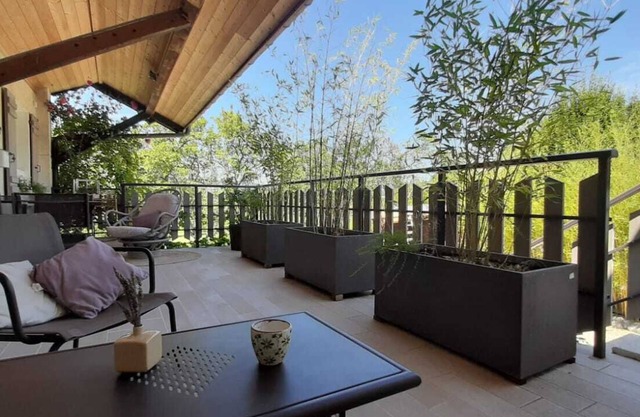 Annecy le vieux, ideally located, comfortable 2-room apartment, terrace and garden.
