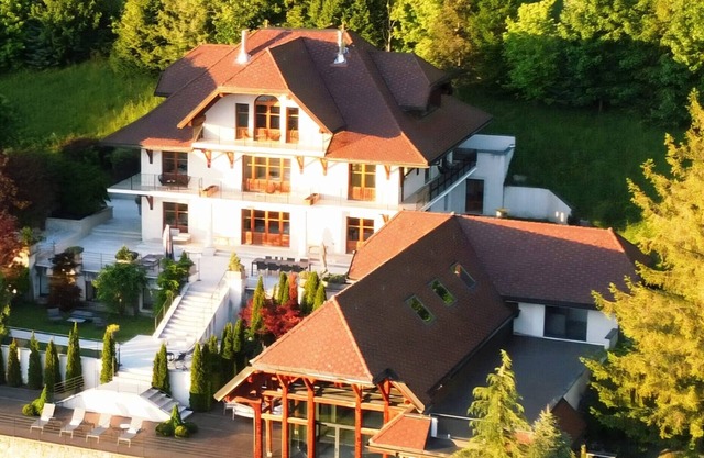 "Annecy Location Prestige: Villa Josephine – Stunning View of Lake Annecy"