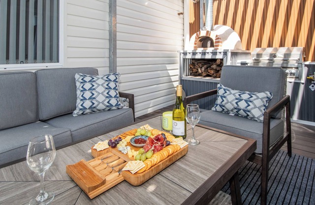 Aotearoa House NZ Style Yomitan WiFi, AC, Full Kitchen, BBQ, Pizza Oven Outdoor
