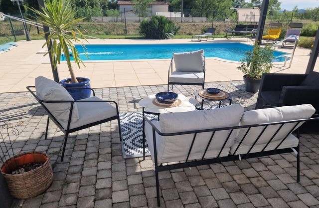 Apartment with swimming pool, wifi