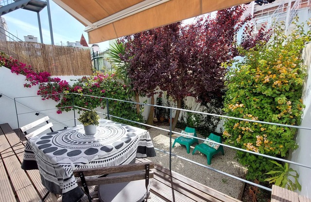 Apart. with private garden - central location/3 metro stops to historic center