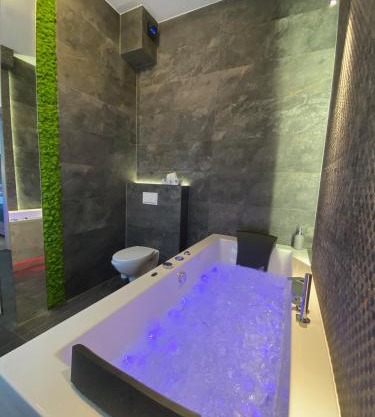Apartament biały z jacuzzi