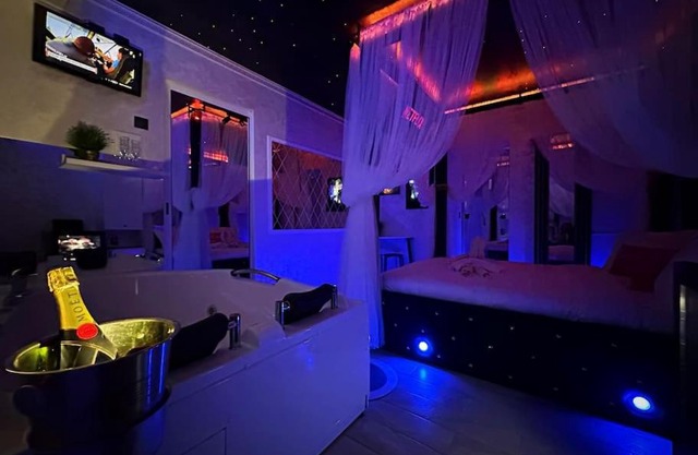 Apartament cu o camera de Lux cu Jacuzzi/Constelatie complet utilat acceptam plata cu cardul de vacanta