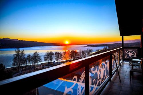 Apartament33 Luxury View Centralny Widok na jezioro sauna, siłownia - 100 metrów od Jeziora Czorsztyńskiego i ścieżki rowerowej Velo Czorsztyn obok Kluszkowce Ski