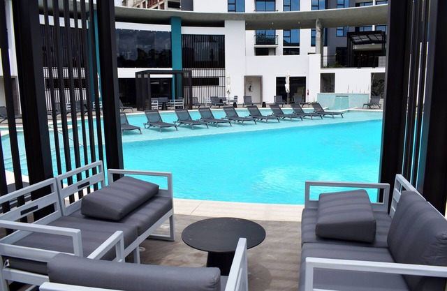 Apartamento con Piscina y Cómodo Espacio de Trabajo