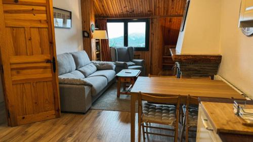 Apartamento montaña con piscina y zona deportiva.