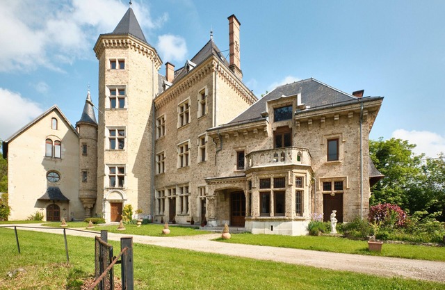 Apartment 'Gîte Du Château St Geoire Véronique' with Shared Garden