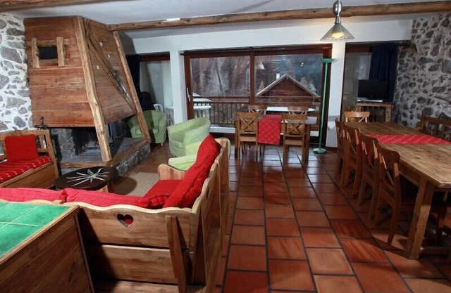 Apartment 14/15pers 200m in home country tracks heart station .