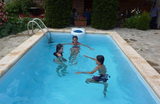 Apartment (4 pax) with views of the river and pool. 10 minutes from Pamplona.