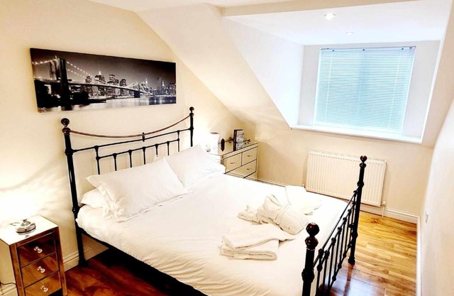 Apartment 4 - striking, 2 bedroom luxury apartment - close to town, mainline rail & theatre