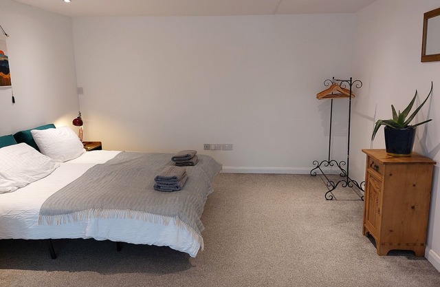 Apartment 5. (20 min walk to Bristol Airport)