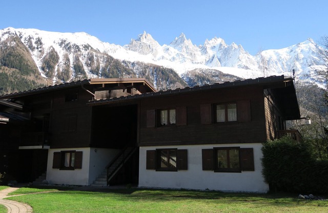Apartment, 5 min from cable car, Mont Blanc view, sleeps 4, WIFI