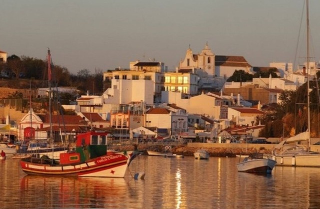 Apartment 5 minutes from the beach, pool, AC, free parking, 400m from the airfield