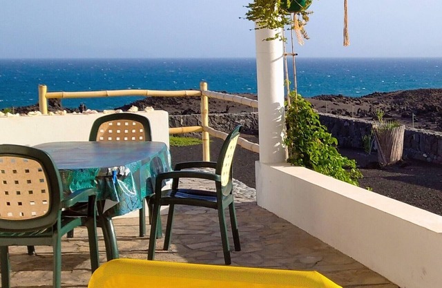 APARTMENT 50 M2 SEA VIEW AND MOUNTAIN A 80 M FROM THE BEACH