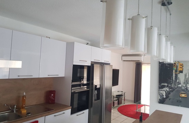 Apartment 90 m² air-conditioned, 4 bedrooms 200 meters from the beach