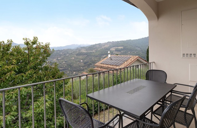 Apartment 'A4' with Sea View, Balcony and Wi-Fi