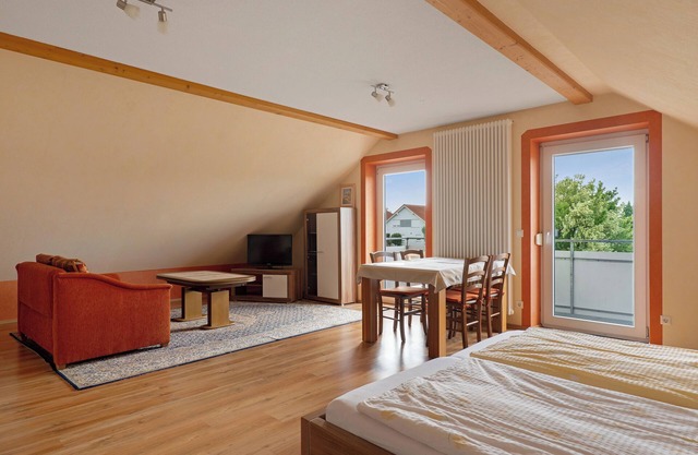 Apartment 'Apfelbaum' with Balcony and Wi-Fi
