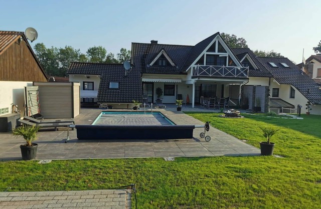Apartment/attic apartment with balcony, pool, terrace, barbecue and garden.