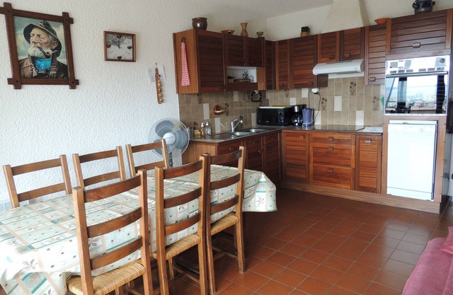 APARTMENT BORMES LES MIMOSAS-83 (sleeps 6)