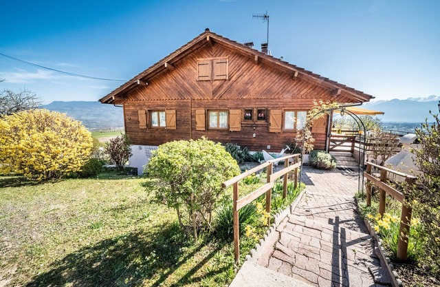 Apartment "Charmant" with Mountain View, Private Terrace and Wi-Fi