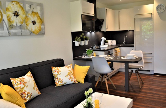 Apartment 'Charmante Zimmer Wohnung Stilvoll' with Shared Garden, Balcony and Wi-Fi