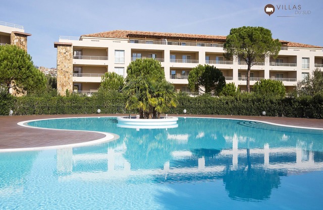 Apartment classified 3* with terrace, swimming pool in park raised of standing